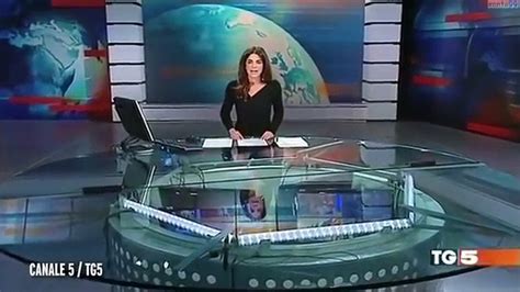 News presenter forgets shes sitting at a glass desk。